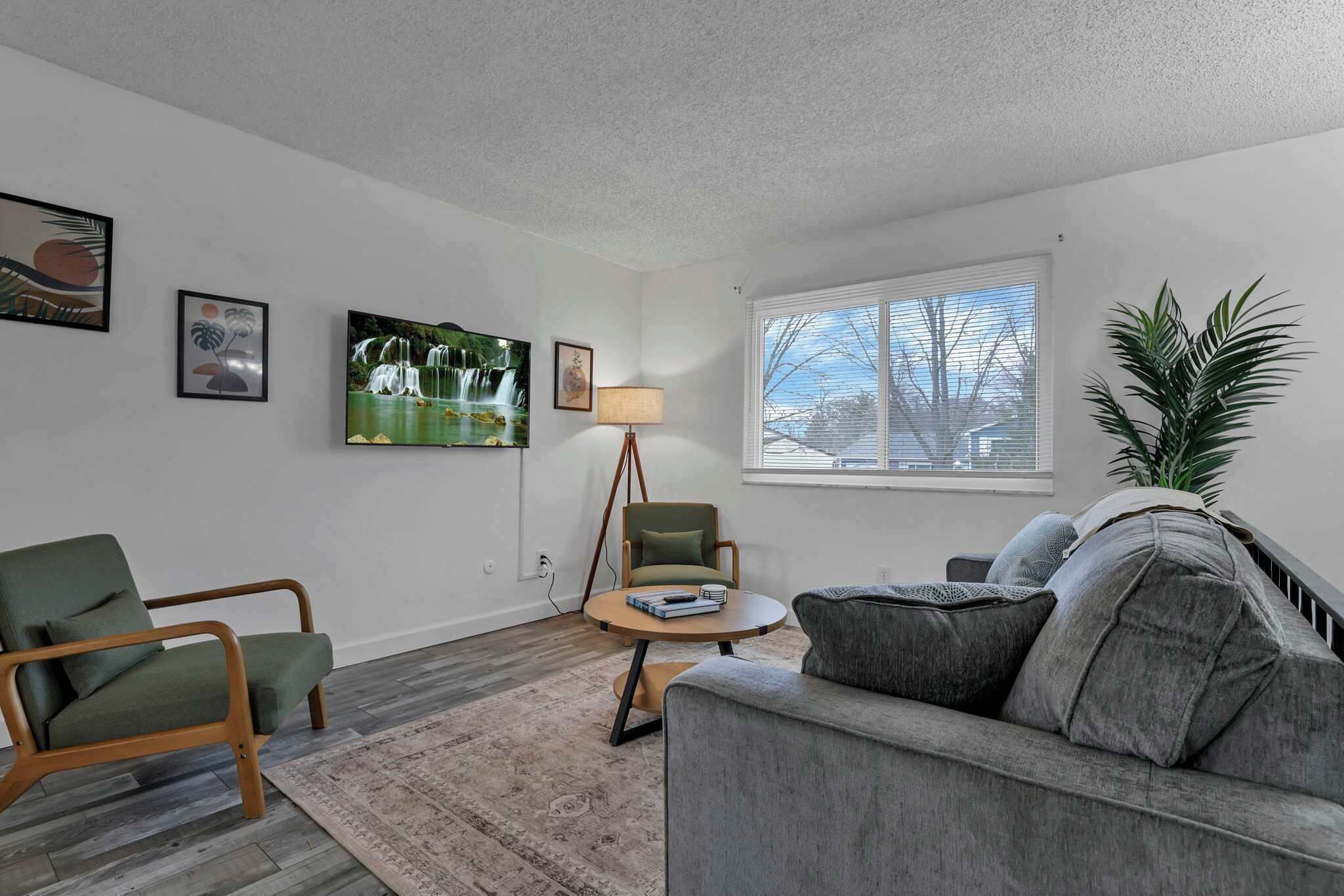 Een televisie en een kantoor