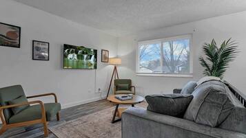 Een televisie en een kantoor