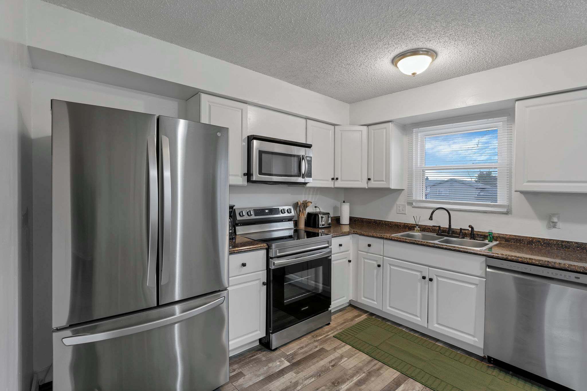 Een koelkast, een magnetron, een oven, een kookplaat