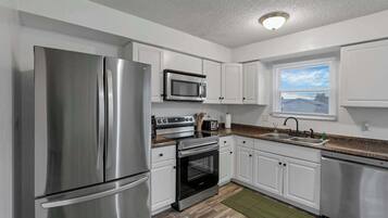 Een koelkast, een magnetron, een oven, een kookplaat