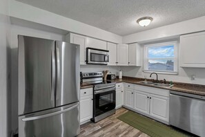 Een koelkast, een magnetron, een oven, een kookplaat