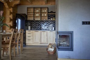 Eine moderne Küche mit Holzausziehtüren, einer Fischgrätmuster-Fliesenrückwand und einem eingebauten Herd.