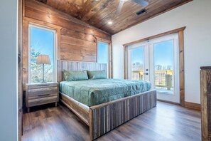 Desk, travel cot, free WiFi, bed sheets - Amazing 5BD Pool Lodge | Theater + Hot Tub + Games (Sevierville)