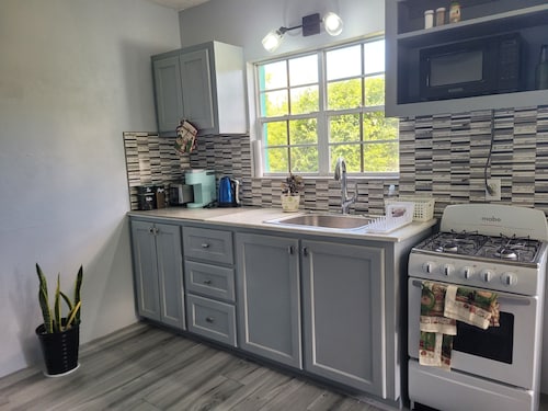 Beautiful 1-bedroom AC apartment in the peaceful village of Jennings, Antigua