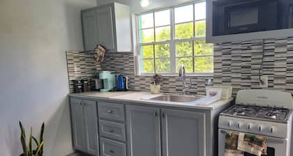 Beautiful 1-bedroom AC apartment in the peaceful village of Jennings, Antigua