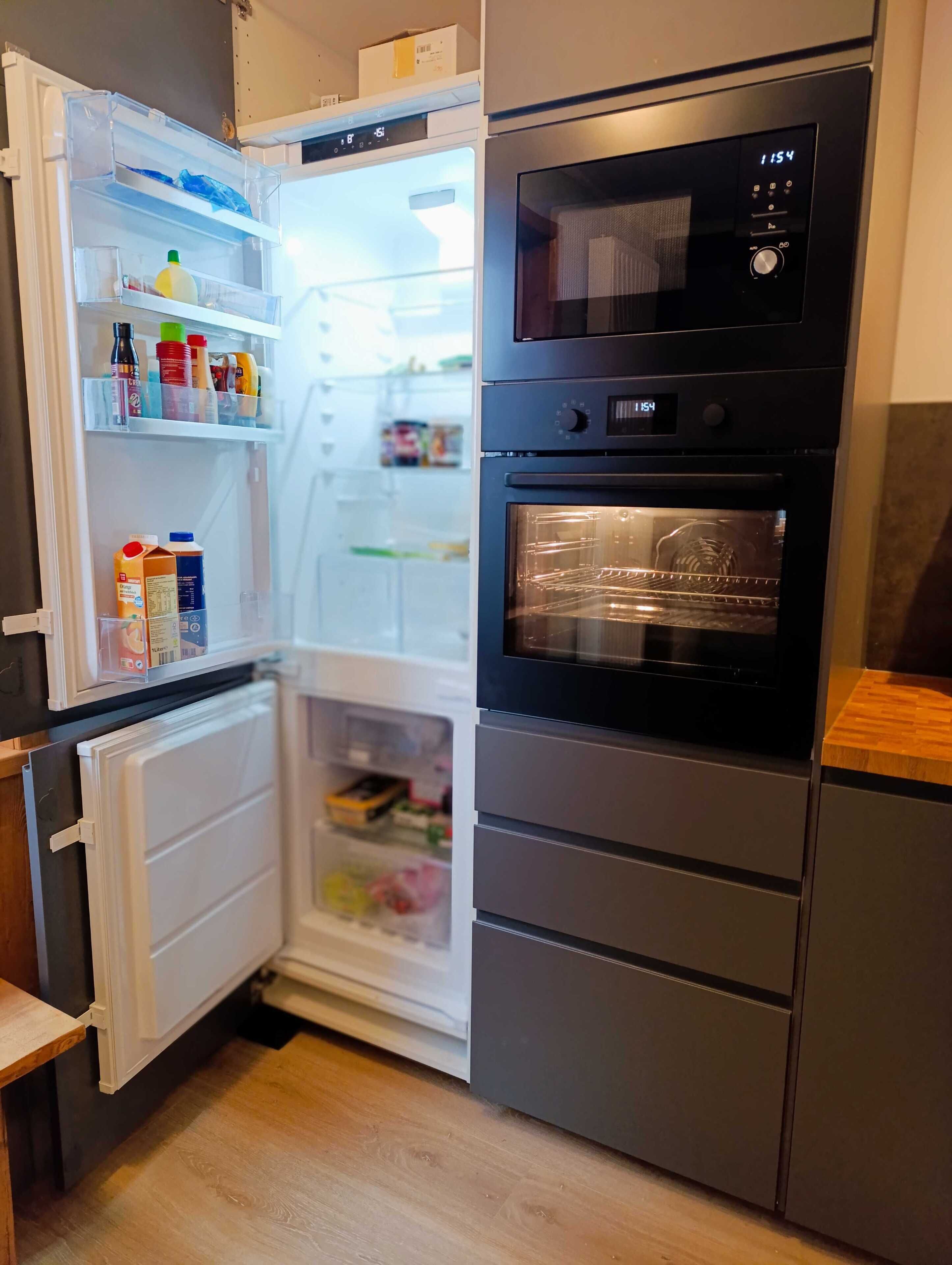Une cuisine équipée d’un réfrigérateur, d’un four et d’un four à micro-ondes.