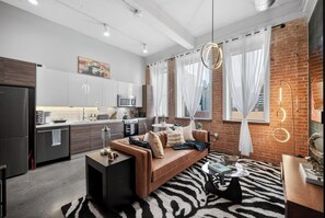 TV, video games - The Leopard Lounge Funky 2BR Dwntwn Valet Pool Gym (Dallas)