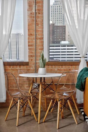 Dining - The Leopard Lounge Funky 2BR Dwntwn Valet Pool Gym (Dallas)