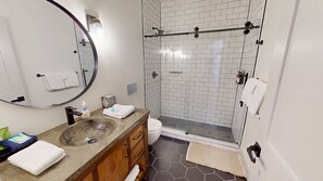 Shower, towels - NEW! West Ridge 140 - Brigham Six Bedroom Home (Snowshoe)