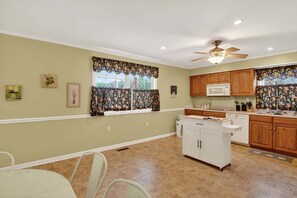 Réfrigérateur, micro-ondes, four, lave-vaisselle