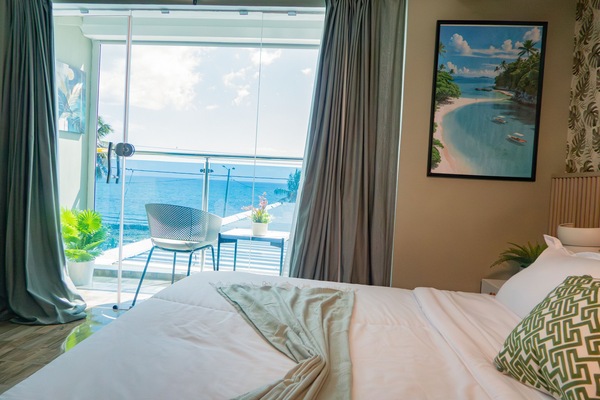 Superior Suite, Ocean View | In-room safe, WiFi (free)