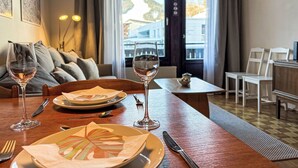Habitación de hotel con comedor, sofá y vistas a las montañas.