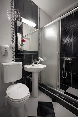 Dusj, hårføner, håndklær og såpe