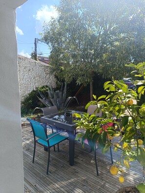 Outdoor dining - Charming Charentaise house Royan air-conditioned sleeps 12 (Royan)