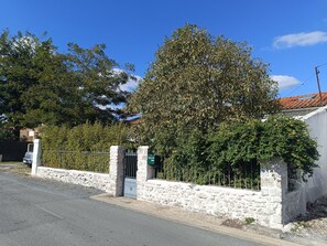 Property grounds - Charming Charentaise house Royan air-conditioned sleeps 12 (Royan)