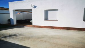 A white building with a small window and a door. - Cozy House in El Palmar for 4 Guests (Vejer de la Frontera)