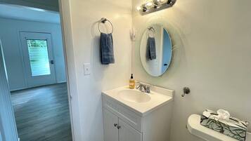 Secadora de cabello, toallas, jabón, papel de baño