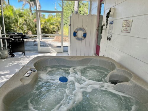 Perfect 1-bedroom cottage with SPA in soothing Bokeelia, Florida