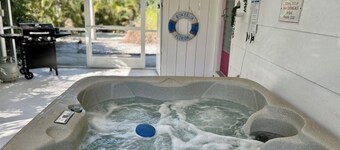 Perfect 1-bedroom cottage with SPA in soothing Bokeelia, Florida