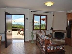 Televisión y chimenea 
