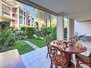 Outdoor dining - Les Calanques du Parc by Interhome (Saint Aygulf)