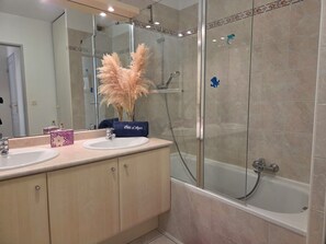 Bathroom - Les Calanques du Parc by Interhome (Saint Aygulf)