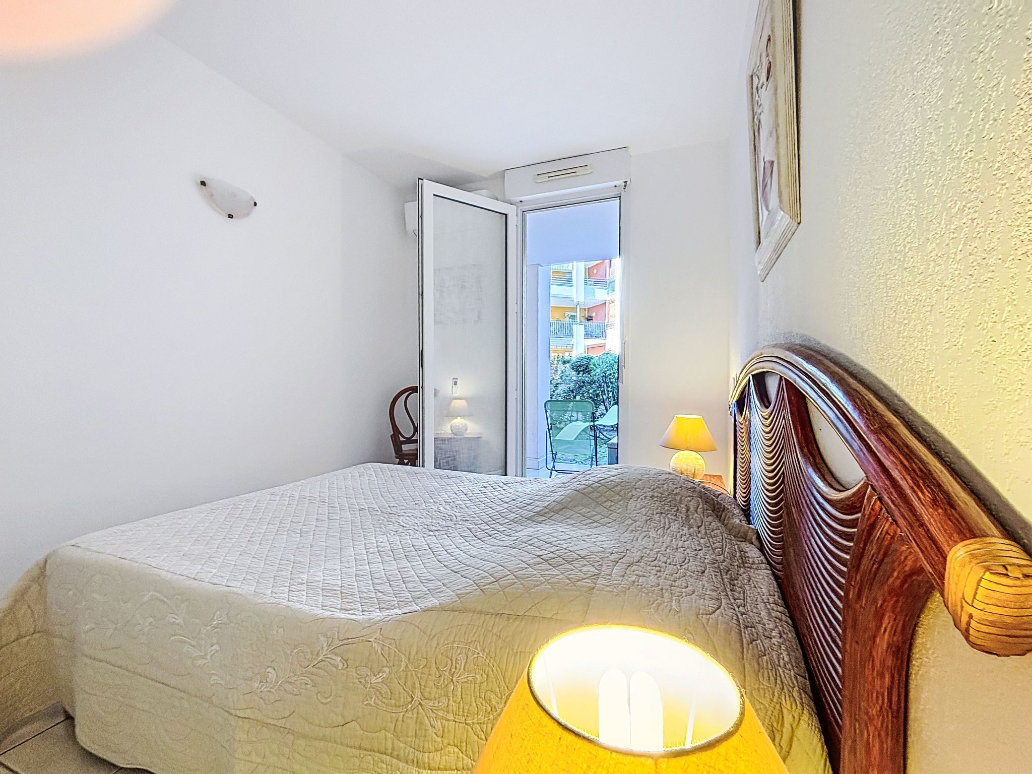 2 bedrooms, desk, Internet