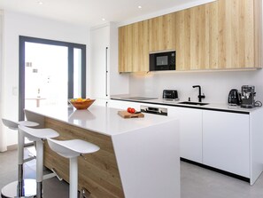 Refrigerador, microondas, horno y lavavajillas 