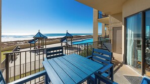 Outdoor dining - Beachfront Phoenix V 115 | Gulf Views (Orange Beach)