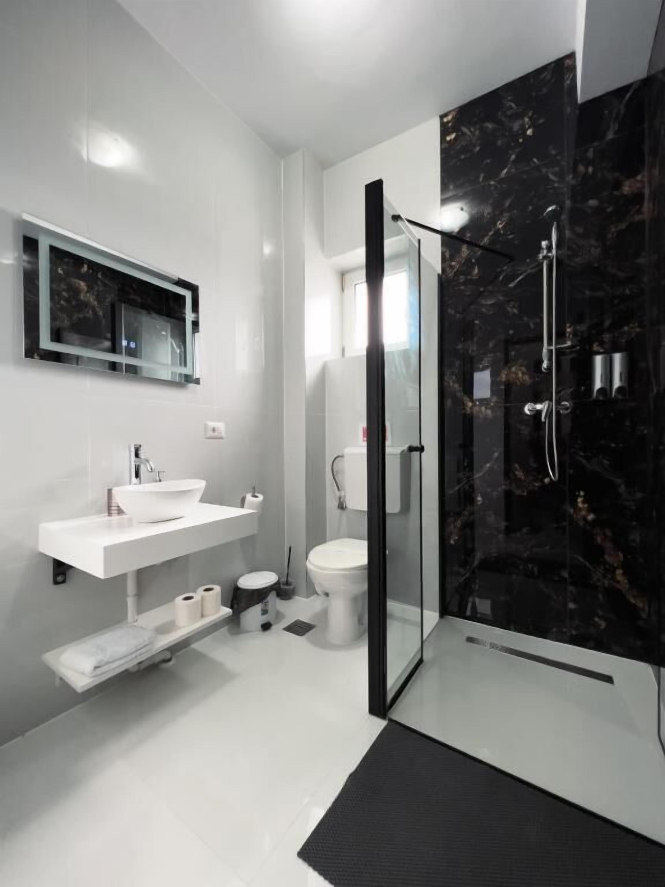 Tremannsrom – deluxe, balkong, fjellutsikt | Bad | Dusj, toalettartikler (inkludert), hårføner og tøfler