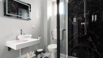 Tremannsrom – deluxe, balkong, fjellutsikt | Bad | Dusj, toalettartikler (inkludert), hårføner og tøfler