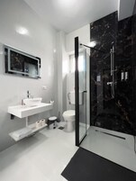 Quarto triplo luxo, sacada, vista para a montanha | Banheiro | Chuveiro, produtos de toalete grátis, secador de cabelo, chinelos