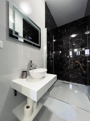 Deluxe Twin Room, Balcony, Mountain View | Bathroom | Shower, free toiletries, hair dryer, slippers - Chalet 173 (Gura Humorului)