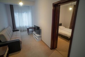 Familienapartment, Balkon, Bergblick | Verdunkelungsvorhänge, kostenloses WLAN