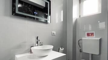 ห้องดีลักซ์ทวิน, ระเบียง, วิวภูเขา | ห้องน้ำ | ฝักบัว, ของใช้ในห้องน้ำฟรี, ไดร์เป่าผม, รองเท้าสวมภายในห้อง