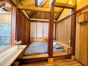 Tabla de planchar con plancha, wifi y ropa de cama