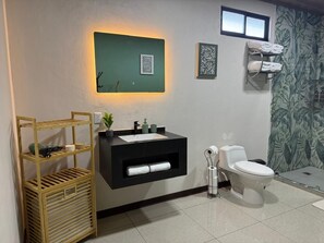 Chuveiro, banheira de hidromassagem, secador de cabelo, toalhas de banho