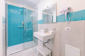 シャワー、ヘアドライヤー、ビデ、タオル