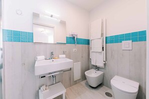 Shower, hair dryer, bidet, towels - Casa Zarino is situaded in the Heart of Amalfi center. (Amalfi)