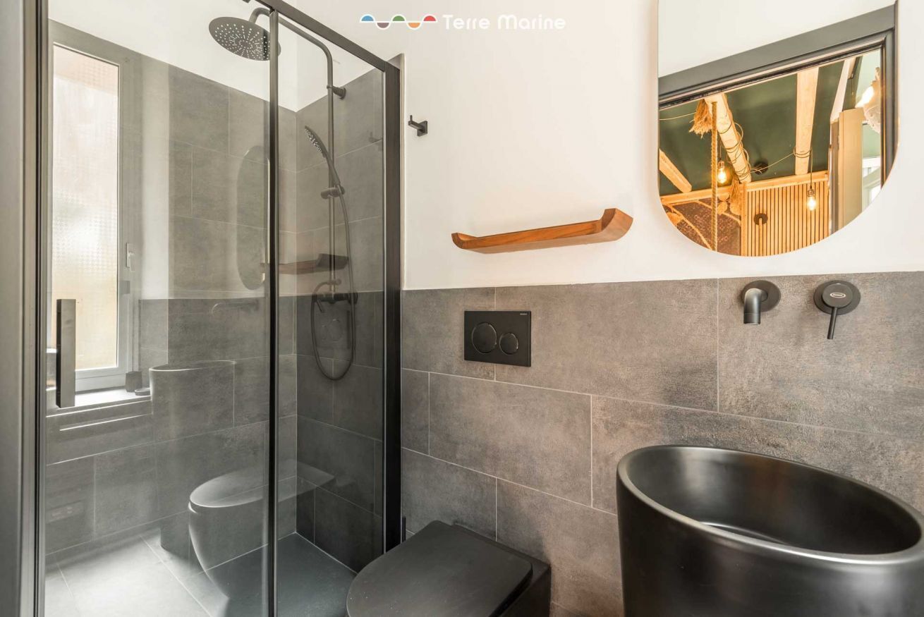 Shower, bidet, towels, toilet paper