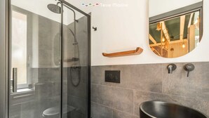A modern bathroom with a glass-enclosed shower, a toilet, and a large black bathtub. - Welcome to City Jungle, the guesthouse that transforms your stay into an exotic adventure!Located in the heart of the city, City Jungle offers a unique experience with three rooms, each designed to make you feel immersed in wild nature.At the entrance yo (La Spezia)