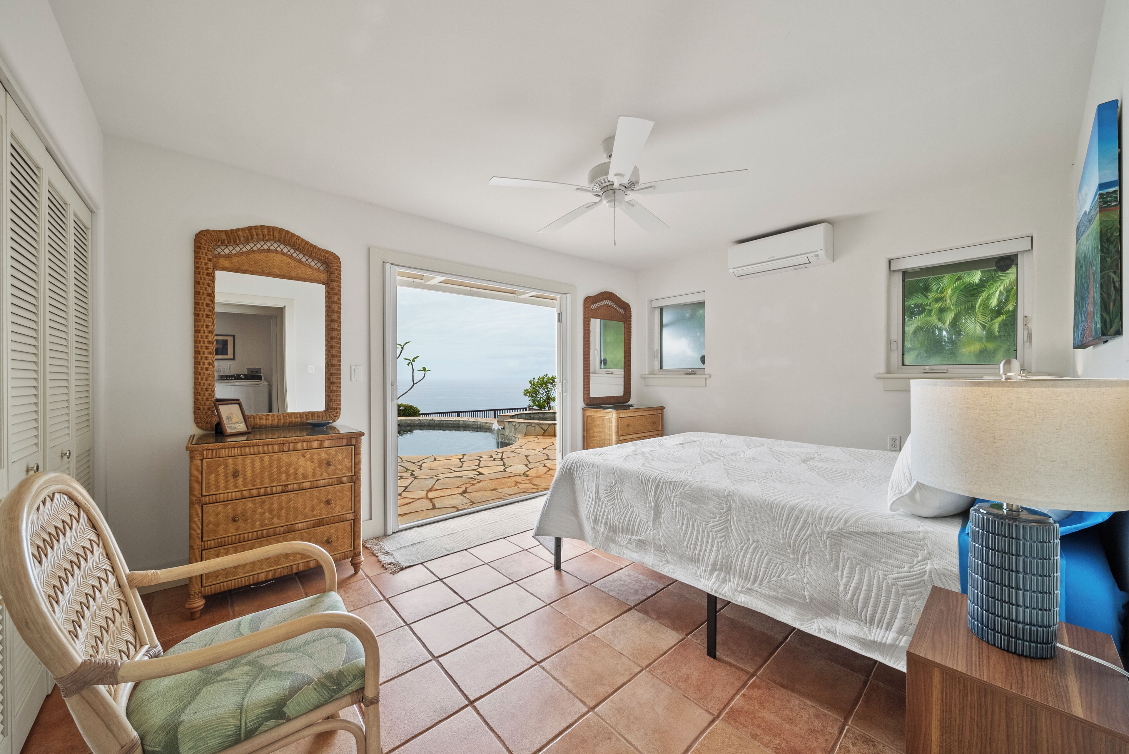 4 bedrooms, iron/ironing board, internet, bed sheets