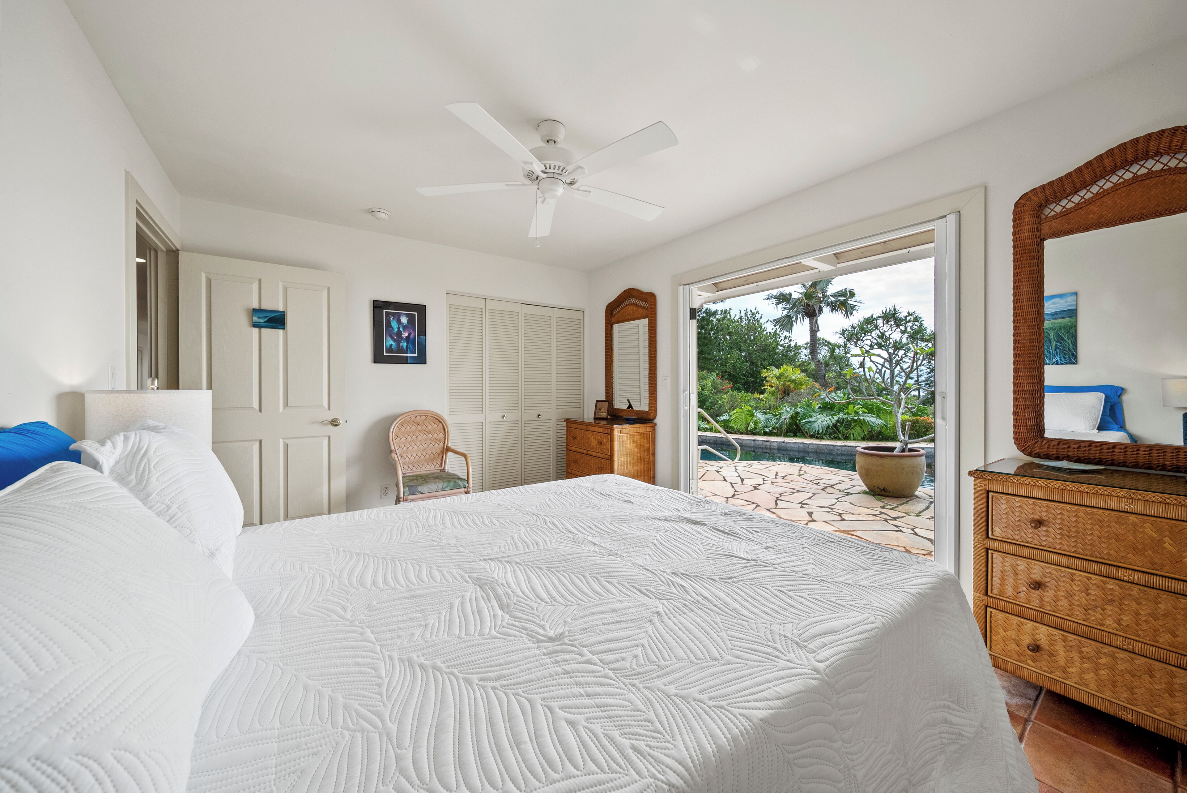 4 bedrooms, iron/ironing board, internet, bed sheets