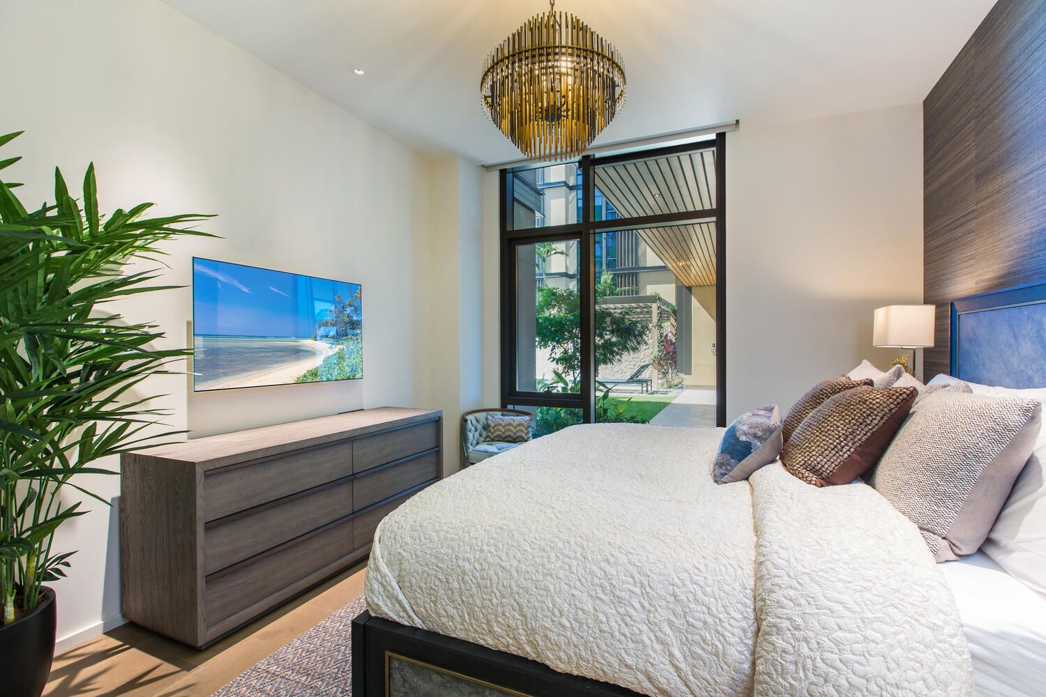 3 bedrooms, iron/ironing board, internet, bed sheets