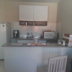Private kitchen - Charming 1-bedroom apartment in Armação dos Búzios perfect for relaxing (Armação dos Búzios)