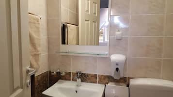 Een douche, een haardroger, handdoeken, zeep