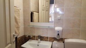 Douche, sèche-cheveux, serviettes fournies, savon