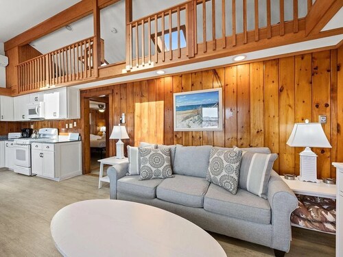 Spring Specials !!! Cozy 2-BR beachside condo in gorgeous N.Truro. AC & WIFI.