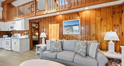 Spring/Fall Specials ! Cozy 2-BR beachside condo in gorgeous N.Truro. AC & WIFI.