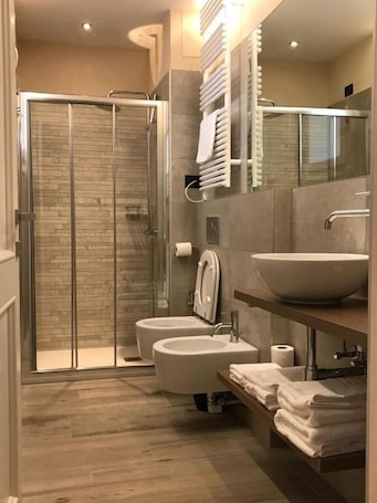 Bathroom. Palazzo Domanto Parma Apartments